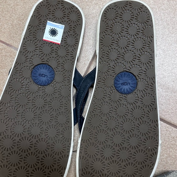 Men’s UGG leather flip flops - Picture 3 of 3